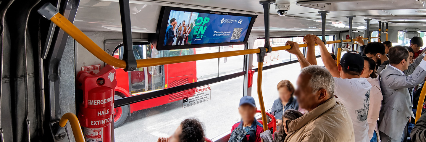 Pasajeros en bus durante el trayecto
