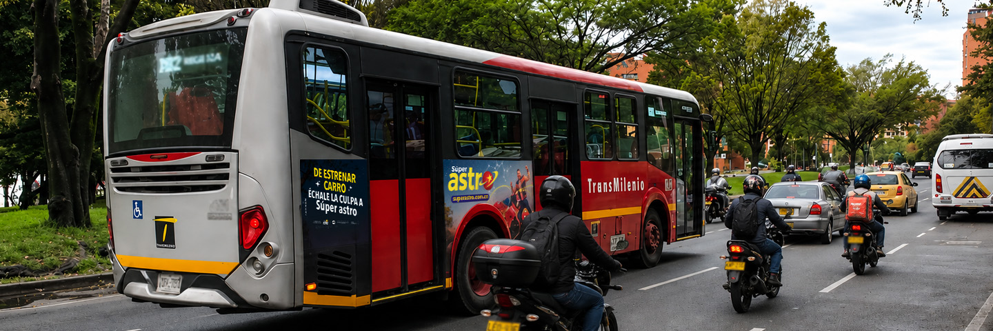 Bus TransMilenio en ruta por Bogotá